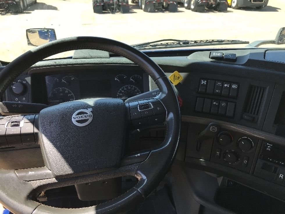 Sleeper Tractor-Heavy Duty Tractors-Volvo-2020-VNL64860-Sioux Falls-SD-513,736\n\t\tmiles-$ 69,250 - Image 11