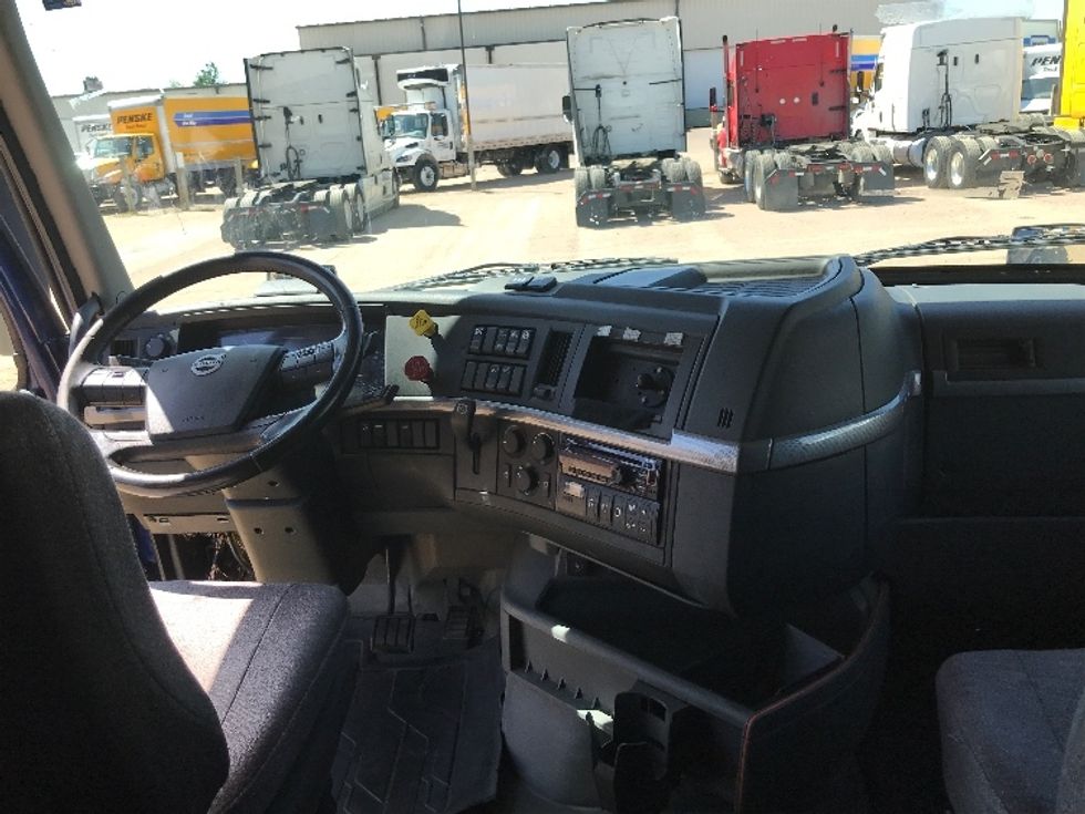 Sleeper Tractor-Heavy Duty Tractors-Volvo-2020-VNL64860-Sioux Falls-SD-513,736\n\t\tmiles-$ 69,250 - Image 12
