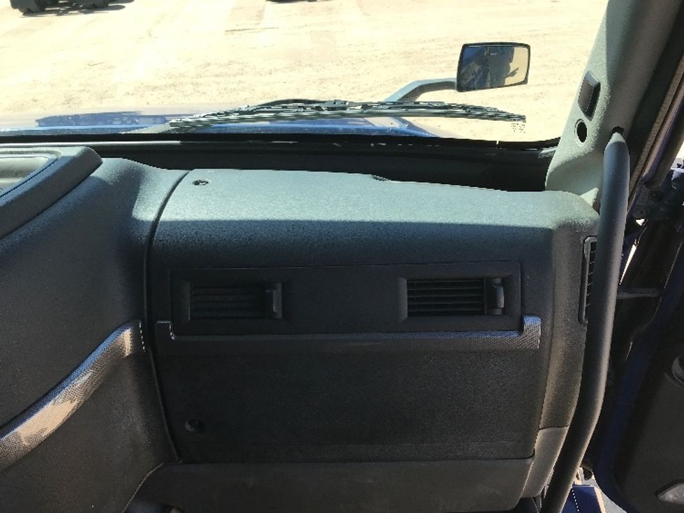 Sleeper Tractor-Heavy Duty Tractors-Volvo-2020-VNL64860-Sioux Falls-SD-513,736\n\t\tmiles-$ 69,250 - Image 14