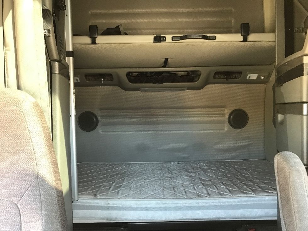 Sleeper Tractor-Heavy Duty Tractors-Volvo-2020-VNL64860-Sioux Falls-SD-513,736\n\t\tmiles-$ 69,250 - Image 16