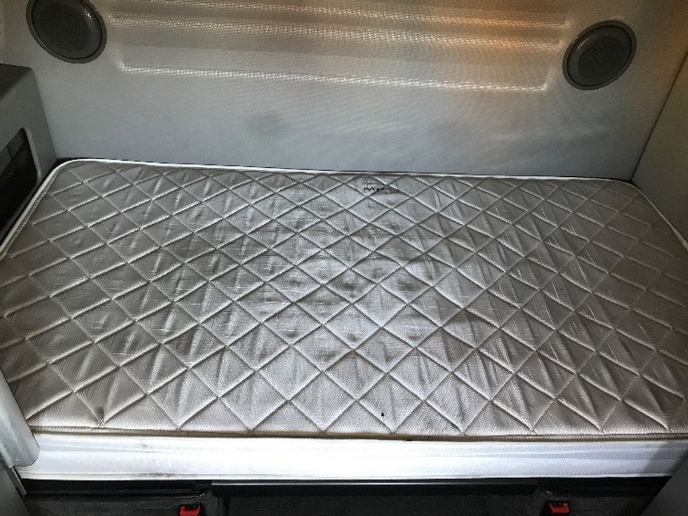 Sleeper Tractor-Heavy Duty Tractors-Volvo-2020-VNL64860-Sioux Falls-SD-513,736\n\t\tmiles-$ 69,250 - Image 17