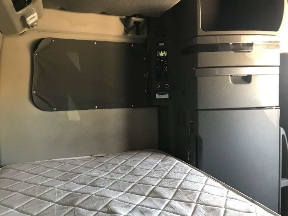 Sleeper Tractor-Heavy Duty Tractors-Volvo-2020-VNL64860-Sioux Falls-SD-513,736\n\t\tmiles-$ 69,250 - Image 18