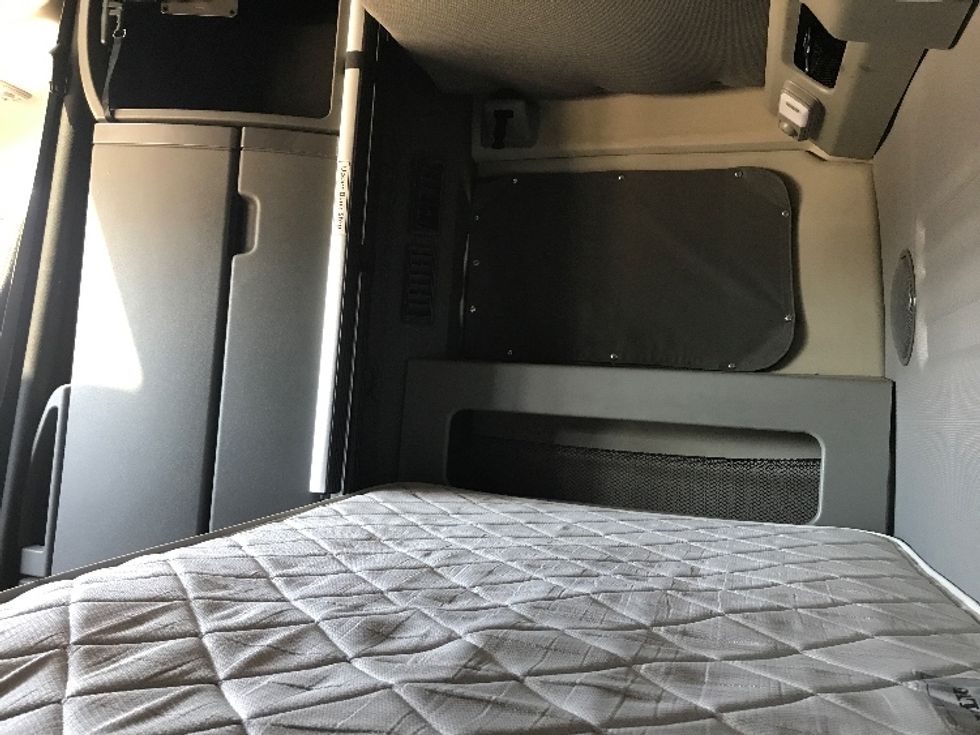 Sleeper Tractor-Heavy Duty Tractors-Volvo-2020-VNL64860-Sioux Falls-SD-513,736\n\t\tmiles-$ 69,250 - Image 19