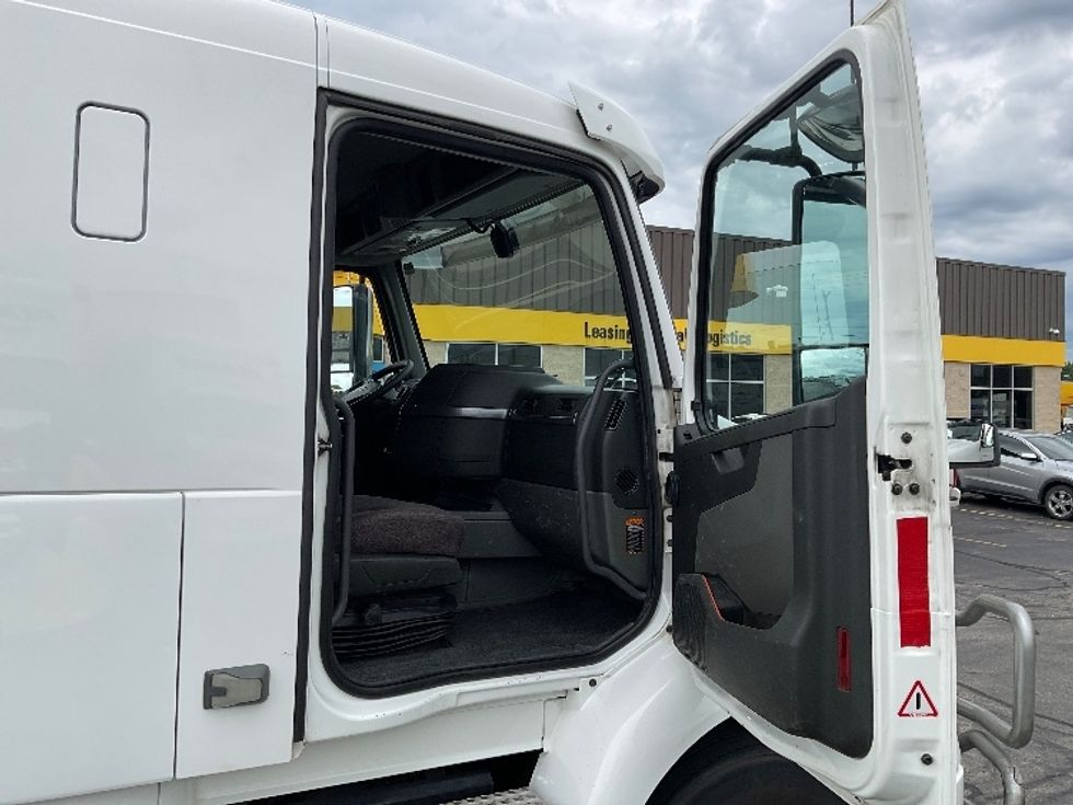 Sleeper Tractor-Heavy Duty Tractors-Volvo-2020-VNR64400-Milwaukee-WI-293,906\n\t\tmiles-$ 61,000 - Image 13