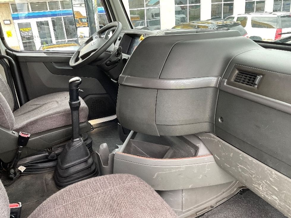 Sleeper Tractor-Heavy Duty Tractors-Volvo-2020-VNR64400-Milwaukee-WI-293,906\n\t\tmiles-$ 61,000 - Image 15