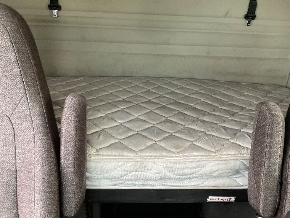 Sleeper Tractor-Heavy Duty Tractors-Volvo-2020-VNR64400-Milwaukee-WI-293,906\n\t\tmiles-$ 61,000 - Image 16