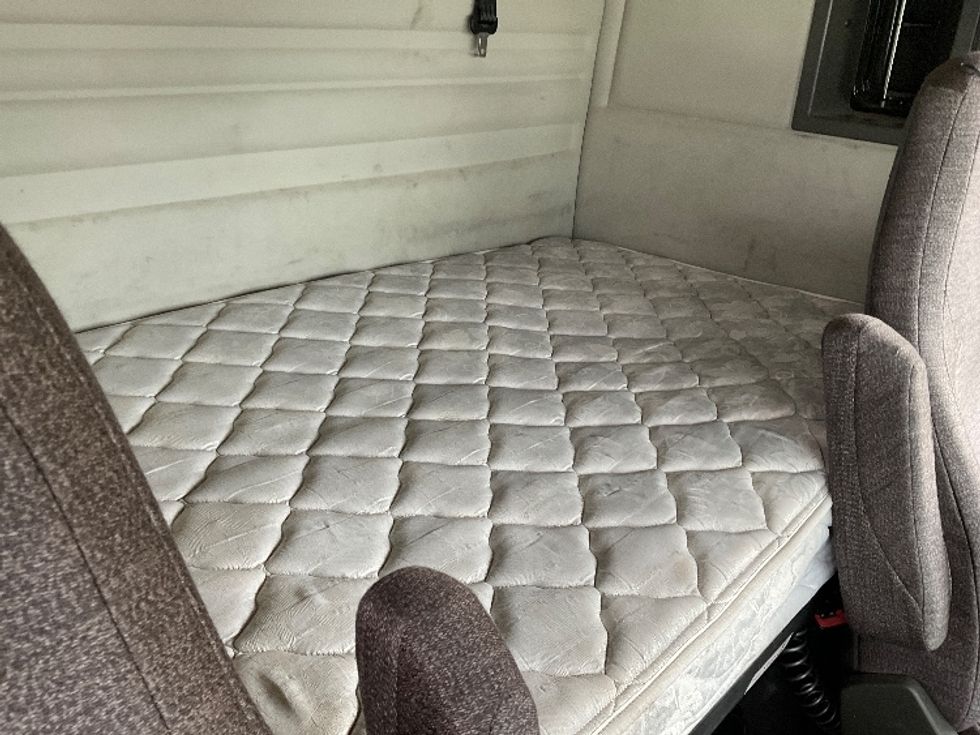 Sleeper Tractor-Heavy Duty Tractors-Volvo-2020-VNR64400-Milwaukee-WI-293,906\n\t\tmiles-$ 61,000 - Image 17