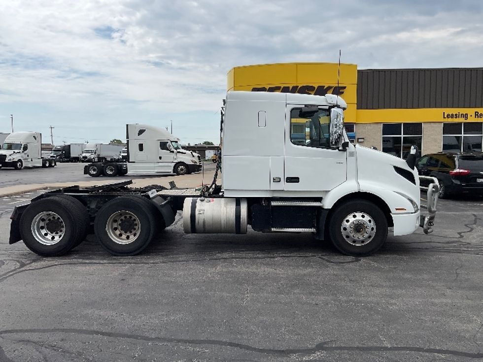 Sleeper Tractor-Heavy Duty Tractors-Volvo-2020-VNR64400-Milwaukee-WI-293,906\n\t\tmiles-$ 61,000 - Image 8