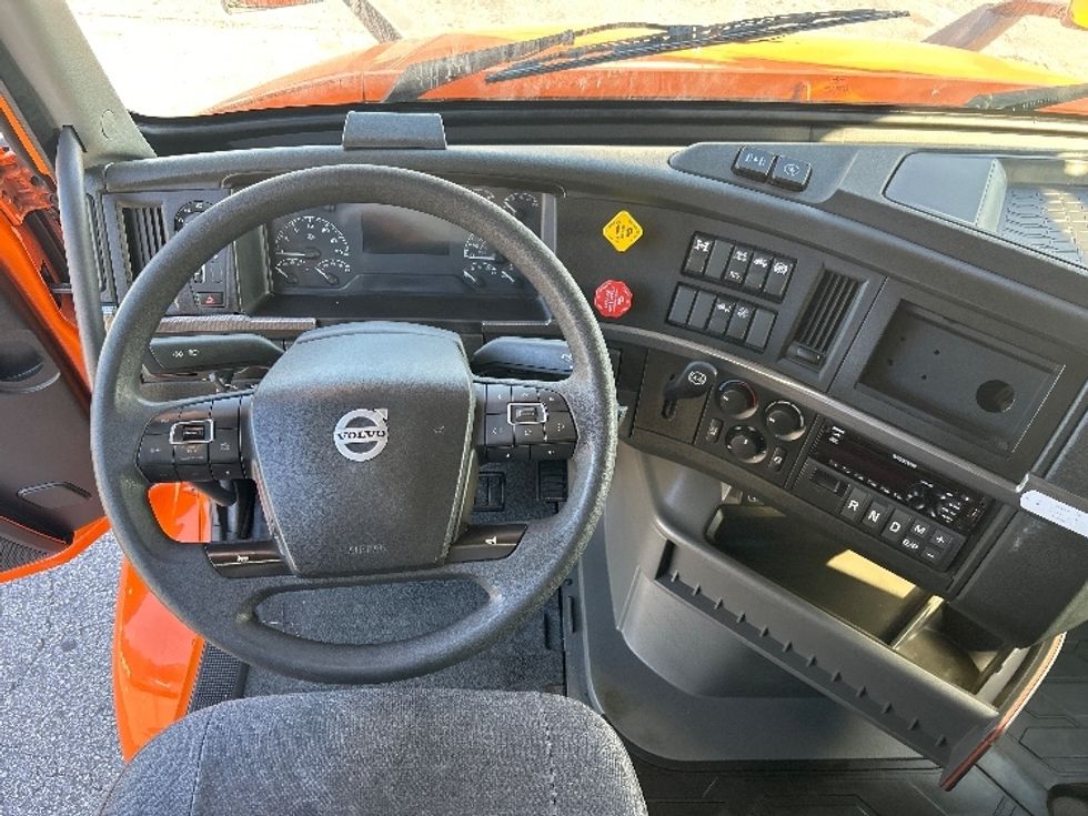 Sleeper Tractor-Heavy Duty Tractors-Volvo-2020-VNR64640-Atlanta (Conyers)-GA-422,423\n\t\tmiles-$ 53,500 - Image 11