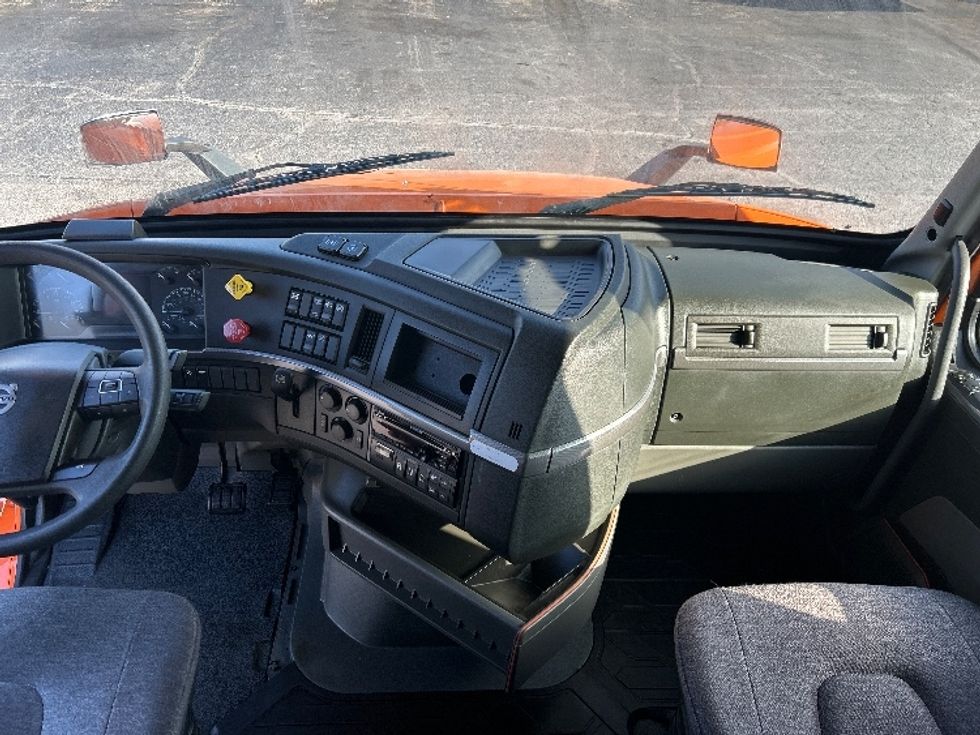 Sleeper Tractor-Heavy Duty Tractors-Volvo-2020-VNR64640-Atlanta (Conyers)-GA-422,423\n\t\tmiles-$ 53,500 - Image 12