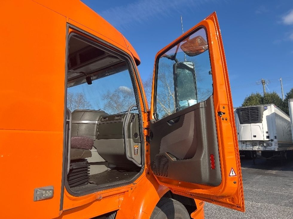 Sleeper Tractor-Heavy Duty Tractors-Volvo-2020-VNR64640-Atlanta (Conyers)-GA-422,423\n\t\tmiles-$ 53,500 - Image 13