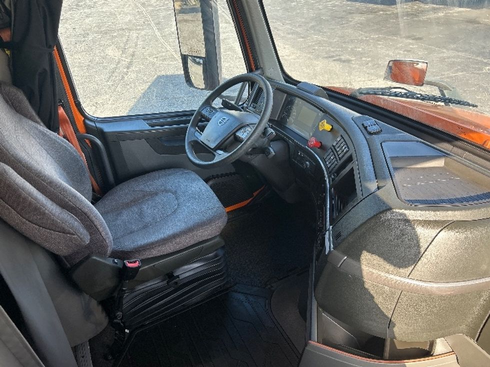 Sleeper Tractor-Heavy Duty Tractors-Volvo-2020-VNR64640-Atlanta (Conyers)-GA-422,423\n\t\tmiles-$ 53,500 - Image 15