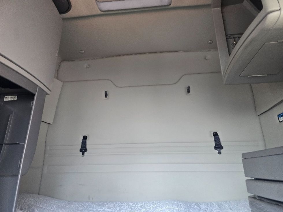 Sleeper Tractor-Heavy Duty Tractors-Volvo-2020-VNR64640-Atlanta (Conyers)-GA-422,423\n\t\tmiles-$ 53,500 - Image 16