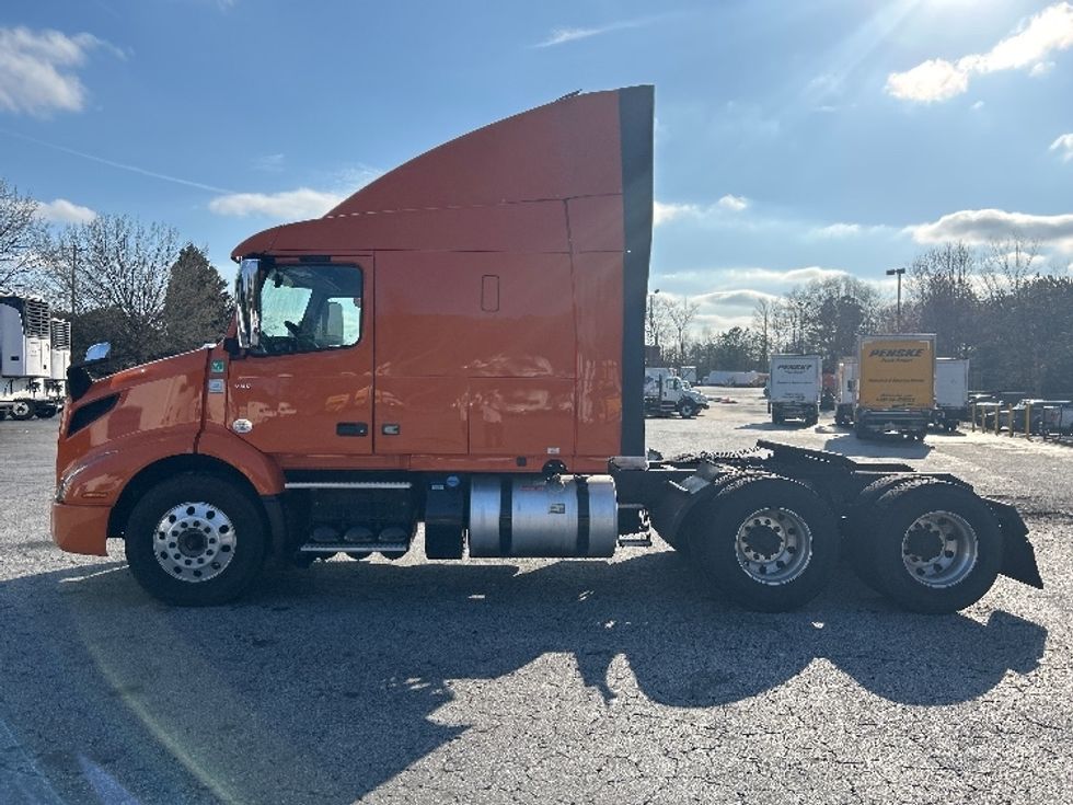 Sleeper Tractor-Heavy Duty Tractors-Volvo-2020-VNR64640-Atlanta (Conyers)-GA-422,423\n\t\tmiles-$ 53,500 - Image 4