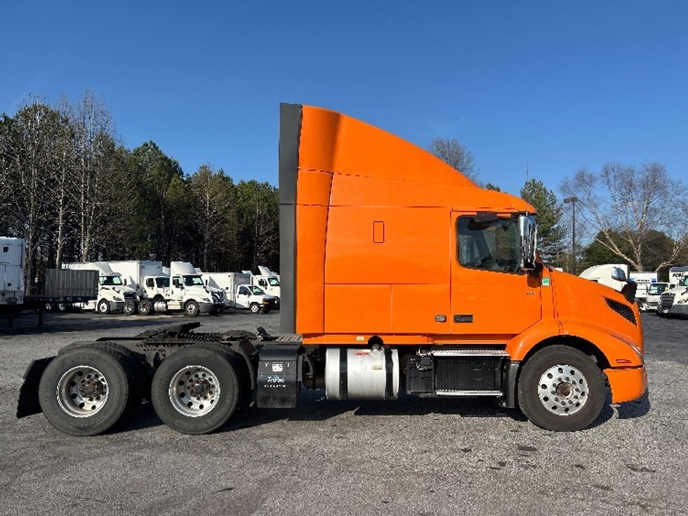 Sleeper Tractor-Heavy Duty Tractors-Volvo-2020-VNR64640-Atlanta (Conyers)-GA-422,423\n\t\tmiles-$ 53,500 - Image 8