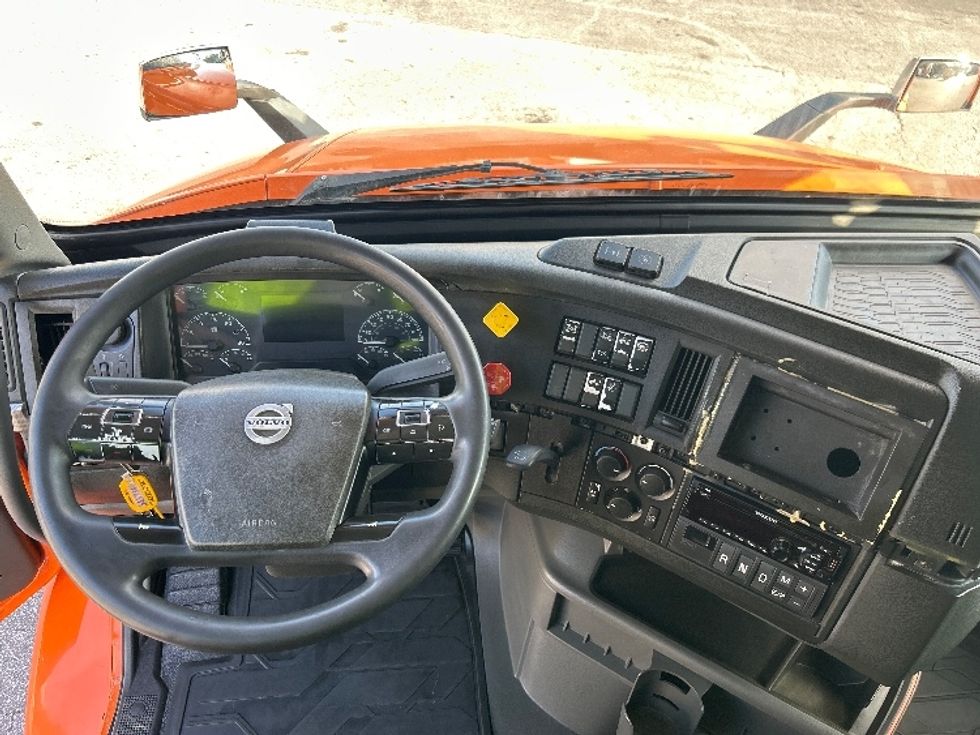 Sleeper Tractor-Heavy Duty Tractors-Volvo-2020-VNR64640-Atlanta (Conyers)-GA-542,045\n\t\tmiles-$ 46,000 - Image 11