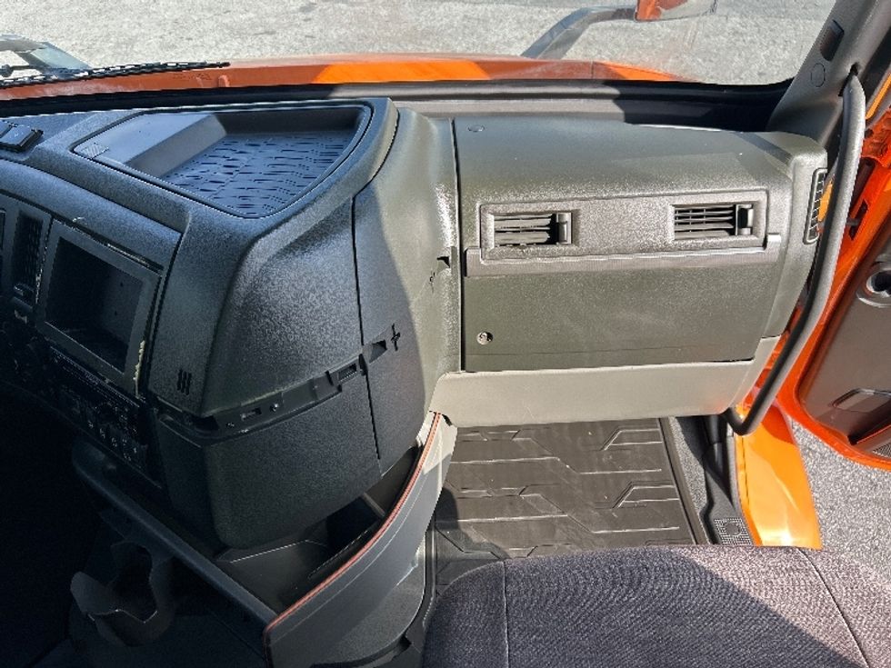 Sleeper Tractor-Heavy Duty Tractors-Volvo-2020-VNR64640-Atlanta (Conyers)-GA-542,045\n\t\tmiles-$ 46,000 - Image 14