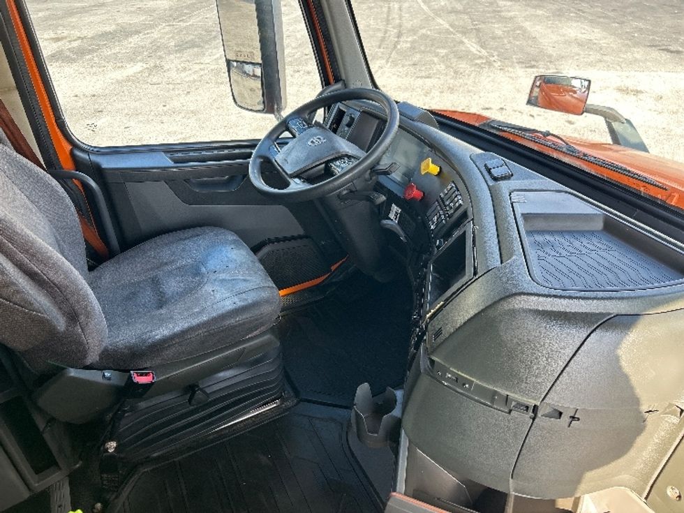 Sleeper Tractor-Heavy Duty Tractors-Volvo-2020-VNR64640-Atlanta (Conyers)-GA-542,045\n\t\tmiles-$ 46,000 - Image 15