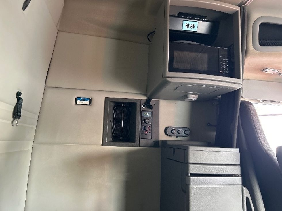 Sleeper Tractor-Heavy Duty Tractors-Volvo-2020-VNR64640-Atlanta (Conyers)-GA-542,045\n\t\tmiles-$ 46,000 - Image 18