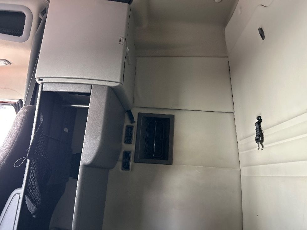 Sleeper Tractor-Heavy Duty Tractors-Volvo-2020-VNR64640-Atlanta (Conyers)-GA-542,045\n\t\tmiles-$ 46,000 - Image 19