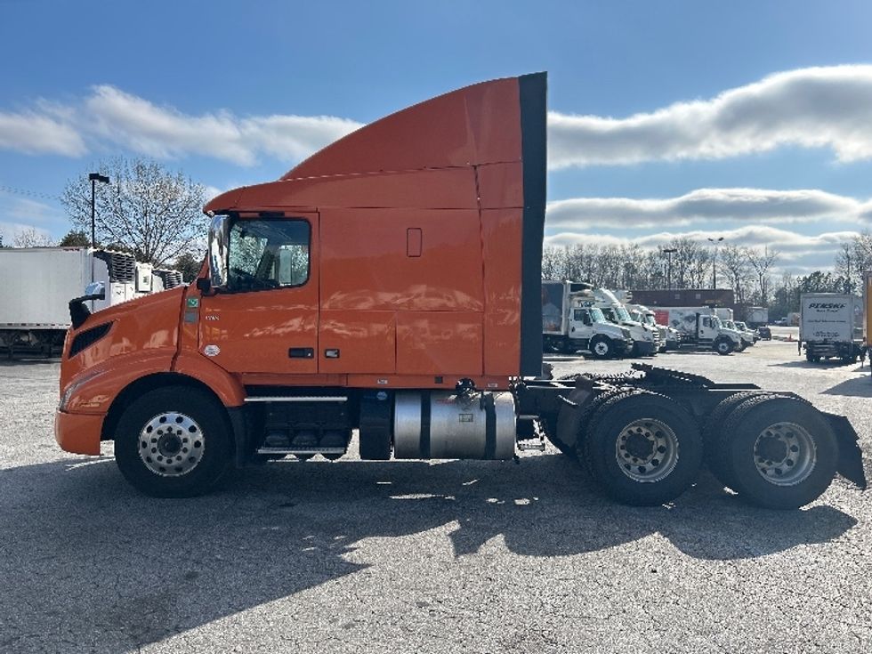 Sleeper Tractor-Heavy Duty Tractors-Volvo-2020-VNR64640-Atlanta (Conyers)-GA-542,045\n\t\tmiles-$ 46,000 - Image 4
