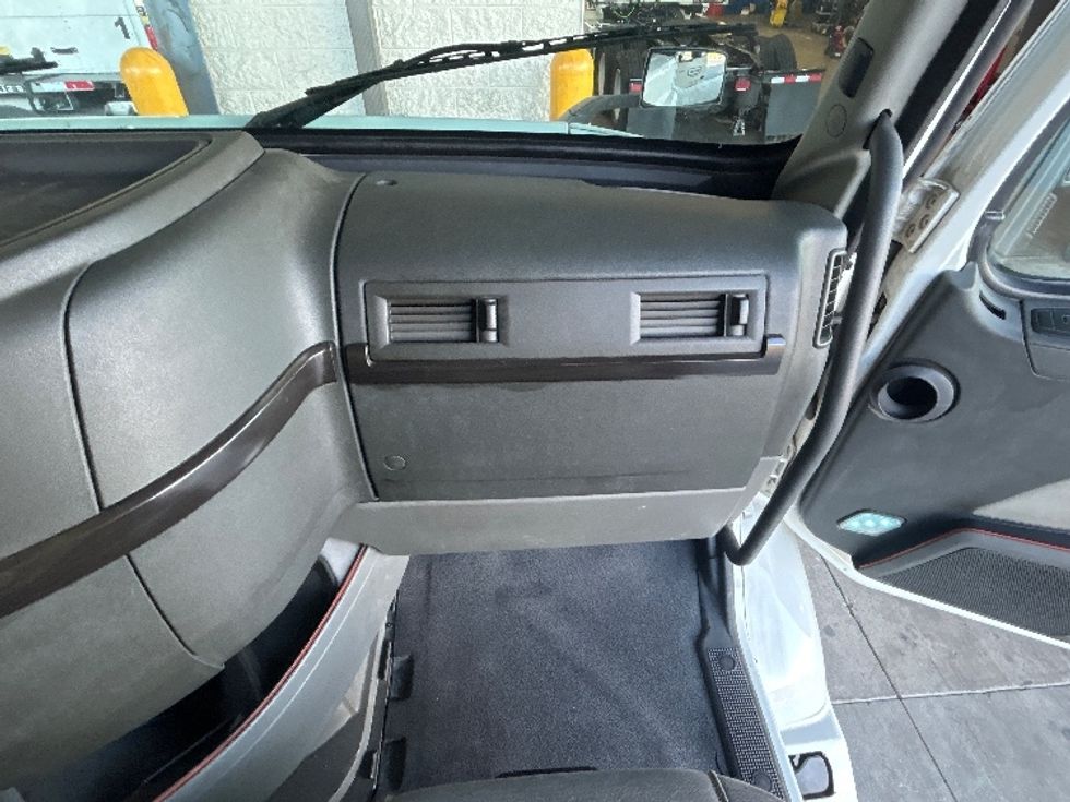 Sleeper Tractor-Heavy Duty Tractors-Volvo-2020-VNR64640-Comstock Park-MI-528,442\n\t\tmiles-$ 45,250 - Image 13