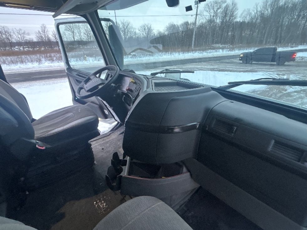 Sleeper Tractor-Heavy Duty Tractors-Volvo-2020-VNR64640-Comstock Park-MI-528,442\n\t\tmiles-$ 45,250 - Image 14