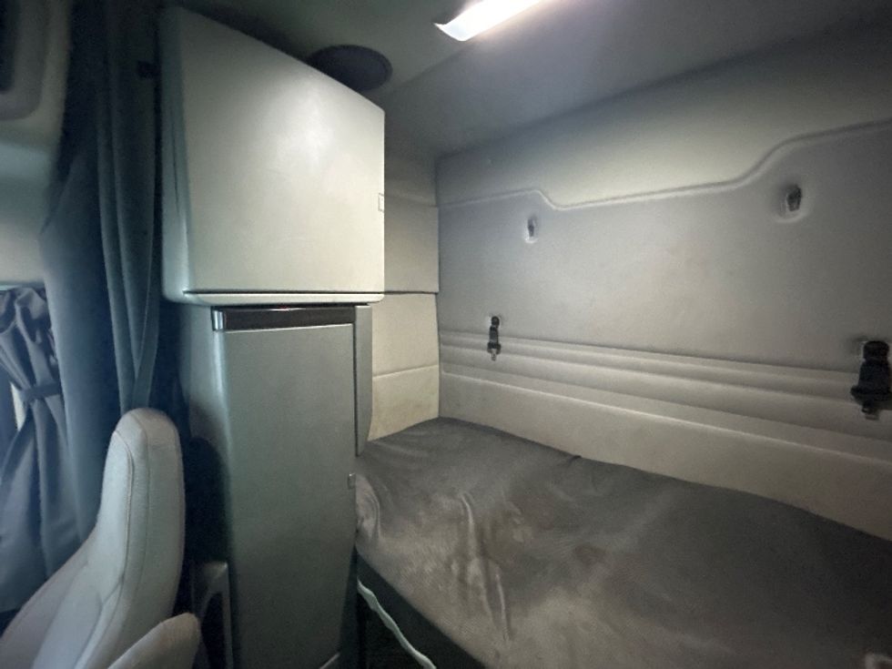 Sleeper Tractor-Heavy Duty Tractors-Volvo-2020-VNR64640-Comstock Park-MI-528,442\n\t\tmiles-$ 45,250 - Image 17