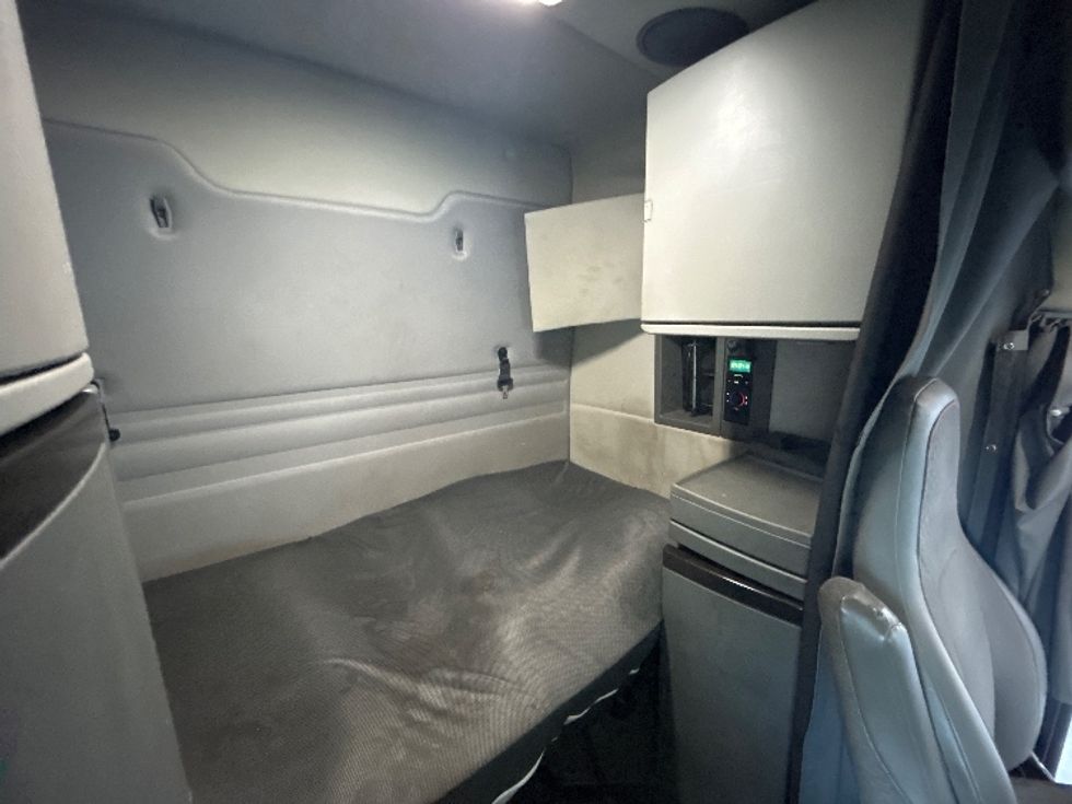 Sleeper Tractor-Heavy Duty Tractors-Volvo-2020-VNR64640-Comstock Park-MI-528,442\n\t\tmiles-$ 45,250 - Image 18