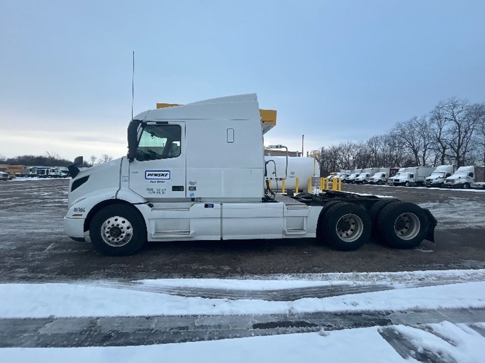 Sleeper Tractor-Heavy Duty Tractors-Volvo-2020-VNR64640-Comstock Park-MI-528,442\n\t\tmiles-$ 45,250 - Image 4