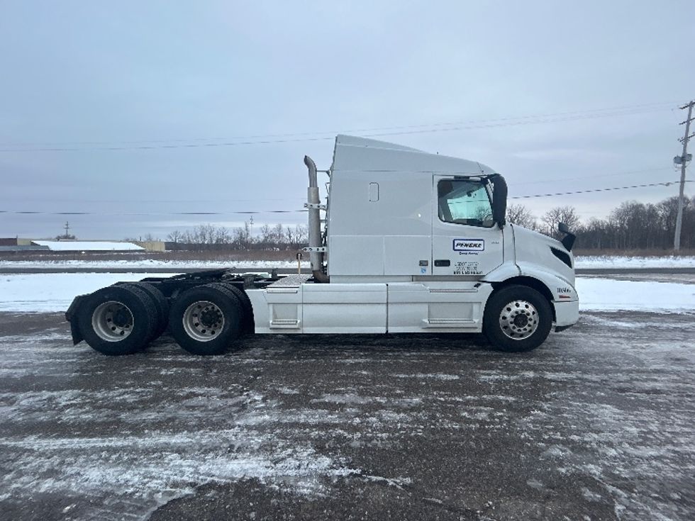 Sleeper Tractor-Heavy Duty Tractors-Volvo-2020-VNR64640-Comstock Park-MI-528,442\n\t\tmiles-$ 45,250 - Image 8