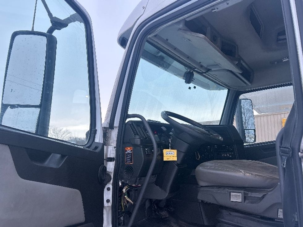 Sleeper Tractor-Heavy Duty Tractors-Volvo-2020-VNR64640-Comstock Park-MI-528,442\n\t\tmiles-$ 45,250 - Image 9