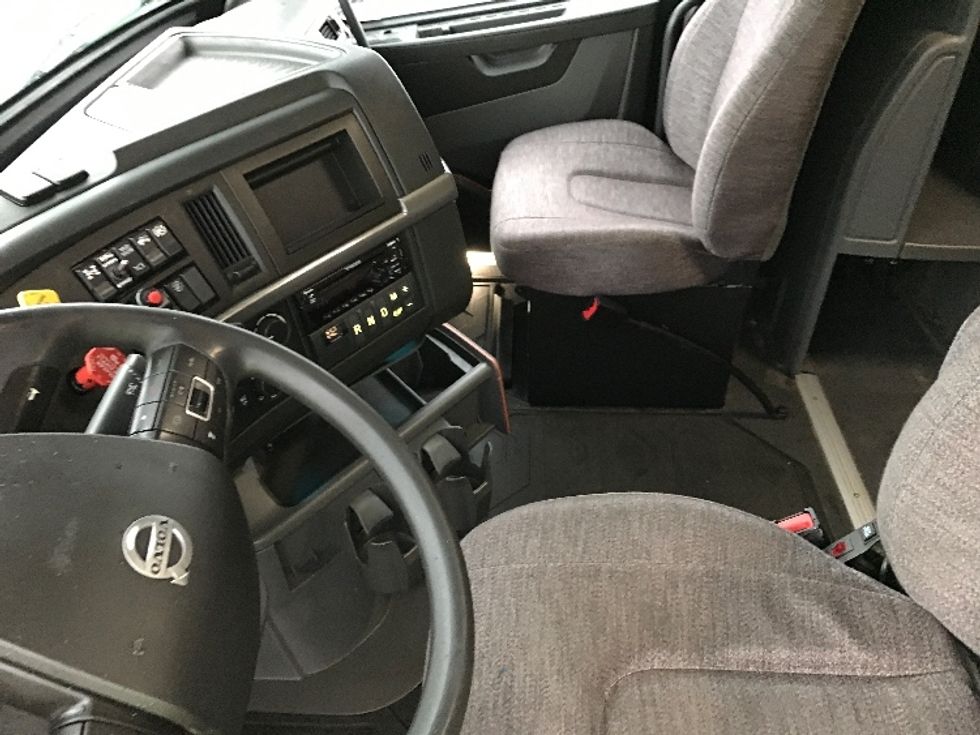 Sleeper Tractor-Heavy Duty Tractors-Volvo-2020-VNR64640-Fredonia-NY-696,933\n\t\tmiles-$ 44,250 - Image 10