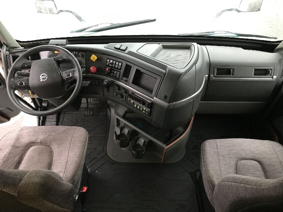 Sleeper Tractor-Heavy Duty Tractors-Volvo-2020-VNR64640-Fredonia-NY-696,933\n\t\tmiles-$ 44,250 - Image 12