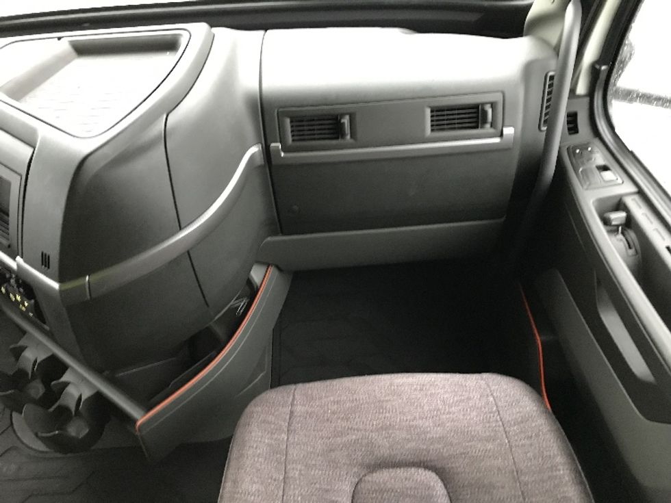 Sleeper Tractor-Heavy Duty Tractors-Volvo-2020-VNR64640-Fredonia-NY-696,933\n\t\tmiles-$ 44,250 - Image 14