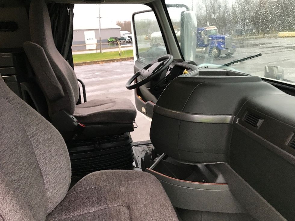 Sleeper Tractor-Heavy Duty Tractors-Volvo-2020-VNR64640-Fredonia-NY-696,933\n\t\tmiles-$ 44,250 - Image 15