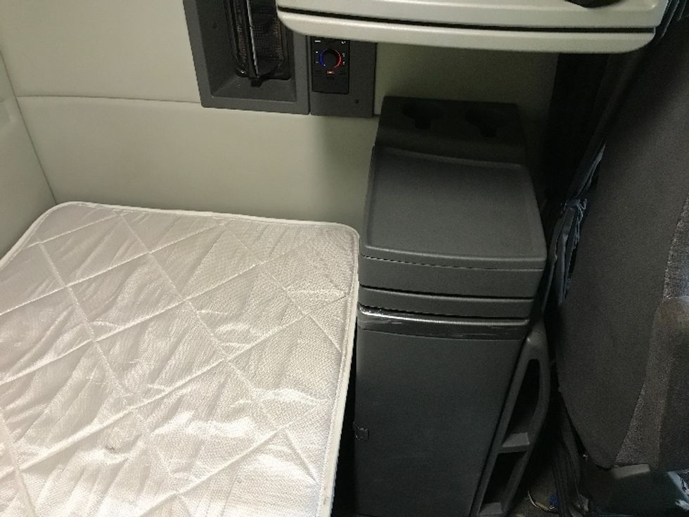 Sleeper Tractor-Heavy Duty Tractors-Volvo-2020-VNR64640-Fredonia-NY-696,933\n\t\tmiles-$ 44,250 - Image 18