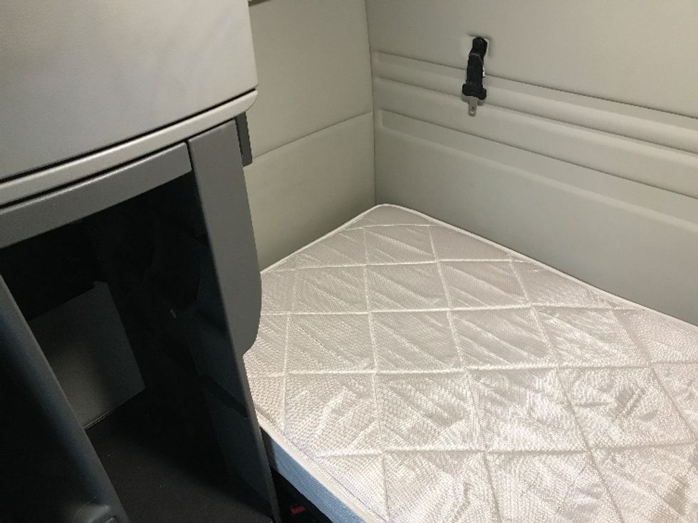 Sleeper Tractor-Heavy Duty Tractors-Volvo-2020-VNR64640-Fredonia-NY-696,933\n\t\tmiles-$ 44,250 - Image 19