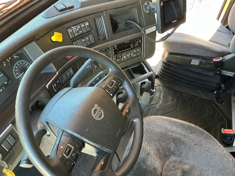 Sleeper Tractor-Heavy Duty Tractors-Volvo-2020-VNR64640-Gulfport-MS-544,744\n\t\tmiles-$ 46,500 - Image 10