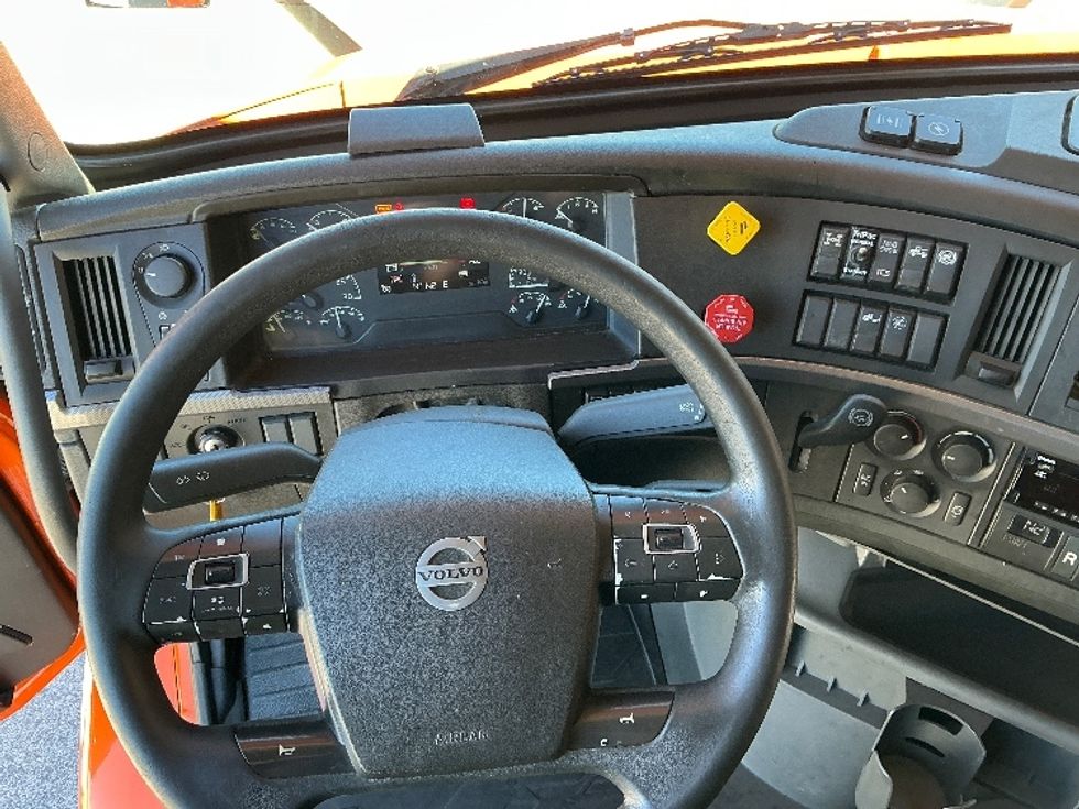 Sleeper Tractor-Heavy Duty Tractors-Volvo-2020-VNR64640-Gulfport-MS-544,744\n\t\tmiles-$ 46,500 - Image 11
