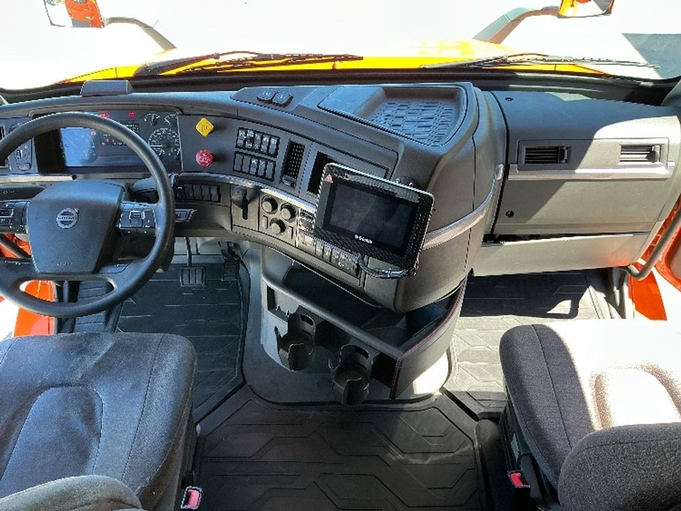 Sleeper Tractor-Heavy Duty Tractors-Volvo-2020-VNR64640-Gulfport-MS-544,744\n\t\tmiles-$ 46,500 - Image 12