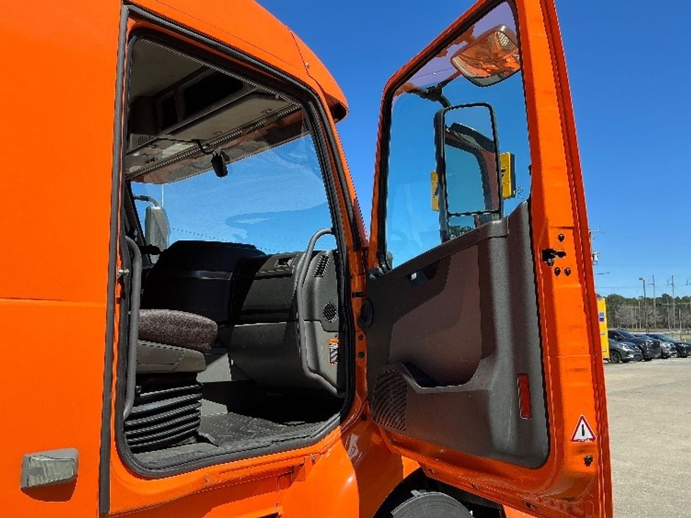 Sleeper Tractor-Heavy Duty Tractors-Volvo-2020-VNR64640-Gulfport-MS-544,744\n\t\tmiles-$ 46,500 - Image 13