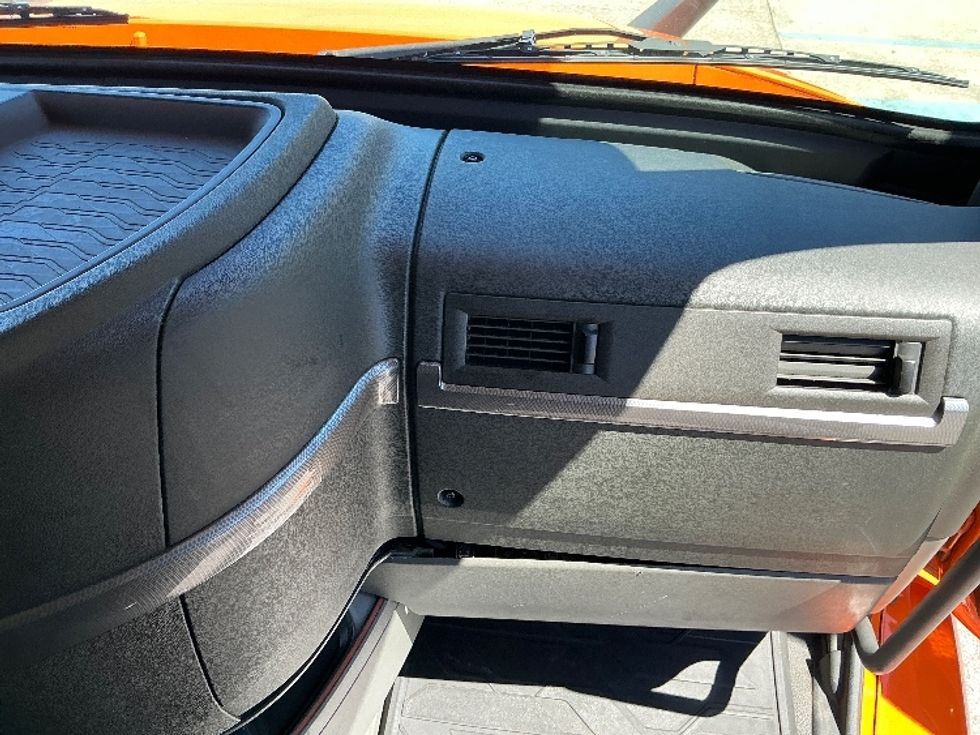 Sleeper Tractor-Heavy Duty Tractors-Volvo-2020-VNR64640-Gulfport-MS-544,744\n\t\tmiles-$ 46,500 - Image 14