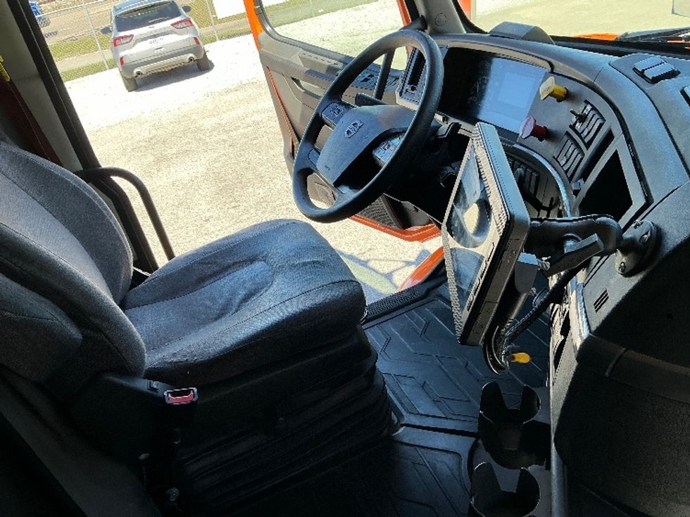 Sleeper Tractor-Heavy Duty Tractors-Volvo-2020-VNR64640-Gulfport-MS-544,744\n\t\tmiles-$ 46,500 - Image 15