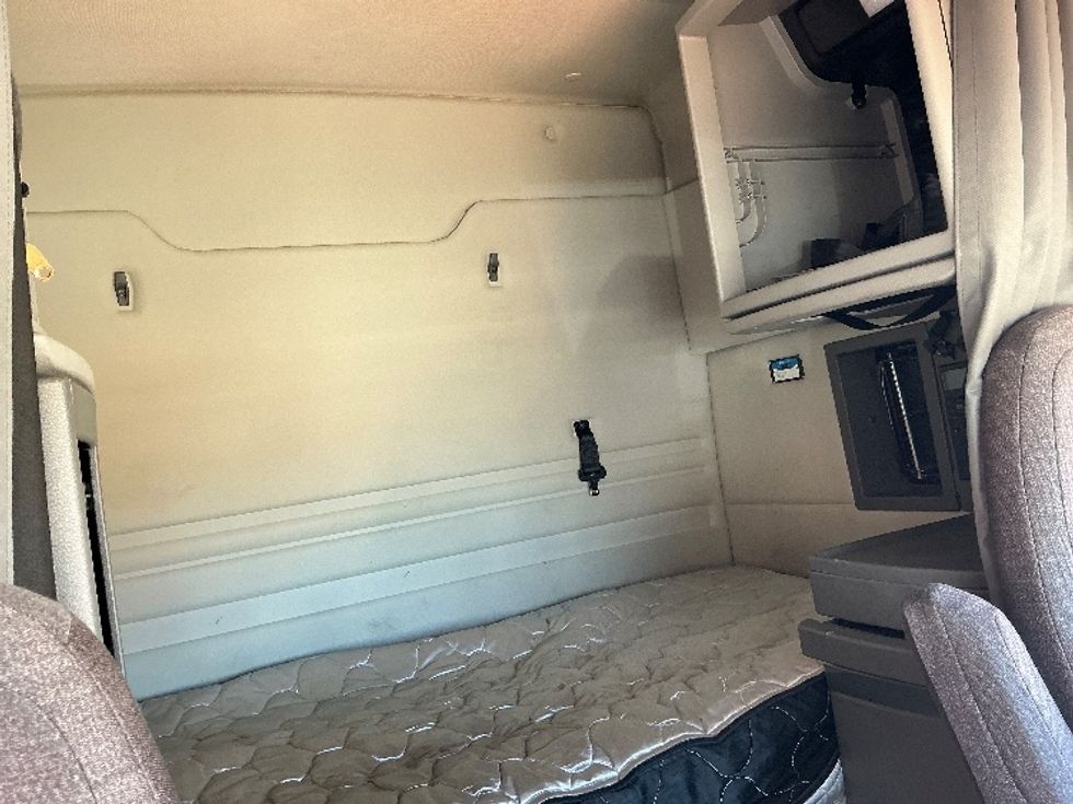 Sleeper Tractor-Heavy Duty Tractors-Volvo-2020-VNR64640-Gulfport-MS-544,744\n\t\tmiles-$ 46,500 - Image 16