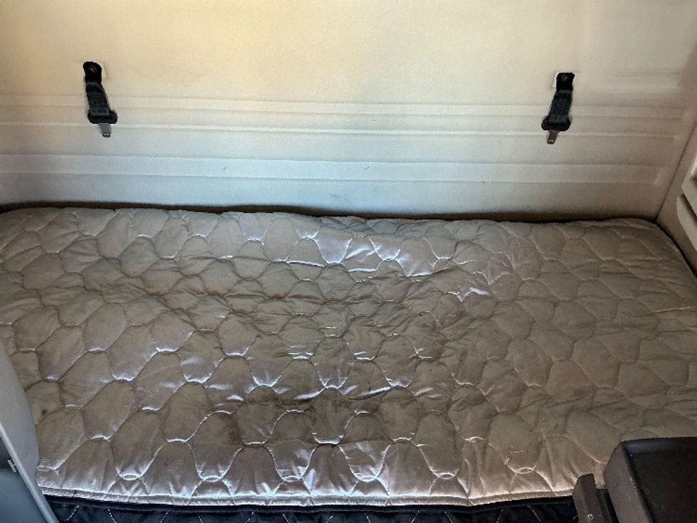 Sleeper Tractor-Heavy Duty Tractors-Volvo-2020-VNR64640-Gulfport-MS-544,744\n\t\tmiles-$ 46,500 - Image 17