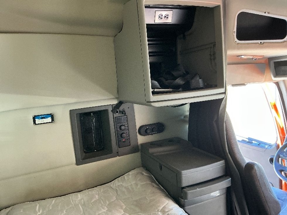 Sleeper Tractor-Heavy Duty Tractors-Volvo-2020-VNR64640-Gulfport-MS-544,744\n\t\tmiles-$ 46,500 - Image 18