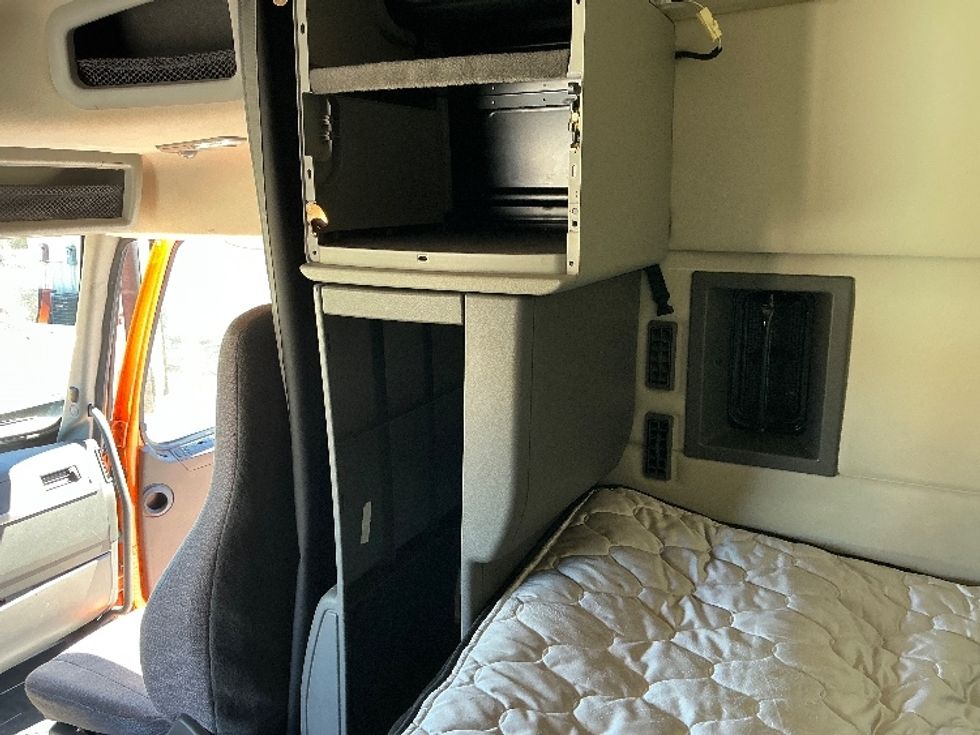 Sleeper Tractor-Heavy Duty Tractors-Volvo-2020-VNR64640-Gulfport-MS-544,744\n\t\tmiles-$ 46,500 - Image 19