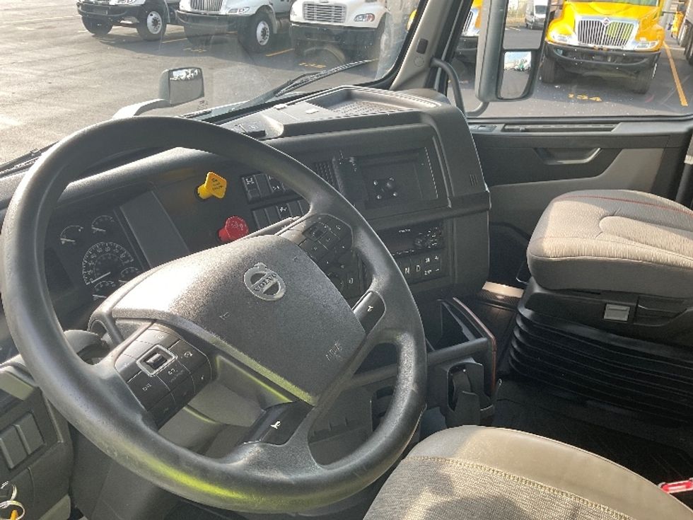 Sleeper Tractor-Heavy Duty Tractors-Volvo-2020-VNR64640-Indianapolis-IN-495,377\n\t\tmiles-$ 47,000 - Image 10