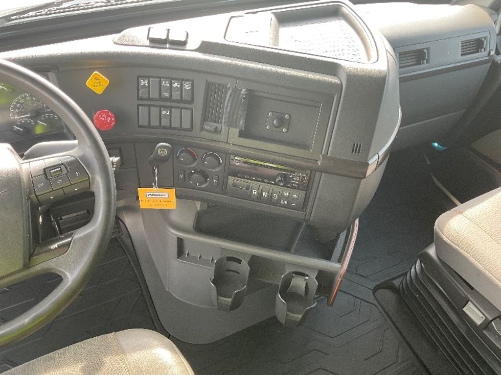 Sleeper Tractor-Heavy Duty Tractors-Volvo-2020-VNR64640-Indianapolis-IN-495,377\n\t\tmiles-$ 47,000 - Image 12